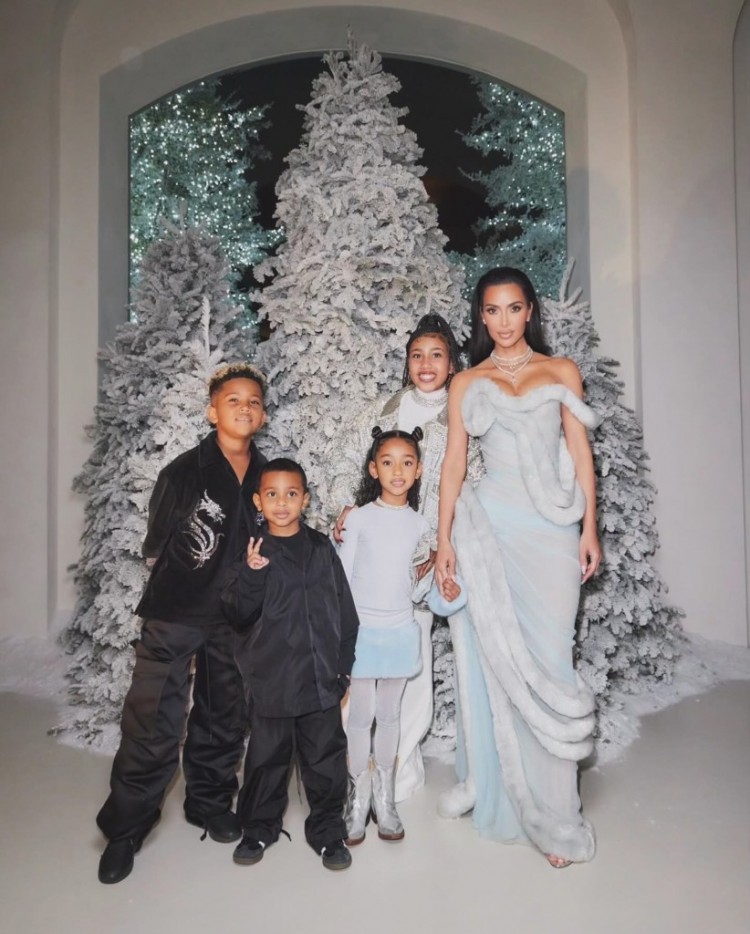 金卡戴珊KIMKARDASHIAN招待家人后请8岁的儿子圣韦斯特SAINTWEST在迪士尼加州冒险乐园度过一天