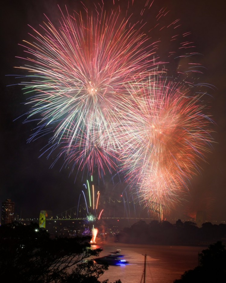 火热的澳大利亚开启新年而一些政府因加沙而禁止庆祝活动