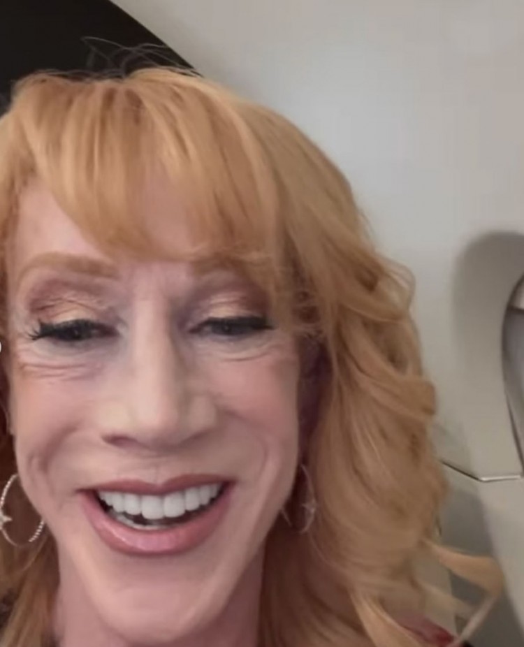 凯西格里芬KATHYGRIFFIN在与兰迪比克RANDYBICK离婚期间与西亚SIA一起迎接新年2024年将如期而至