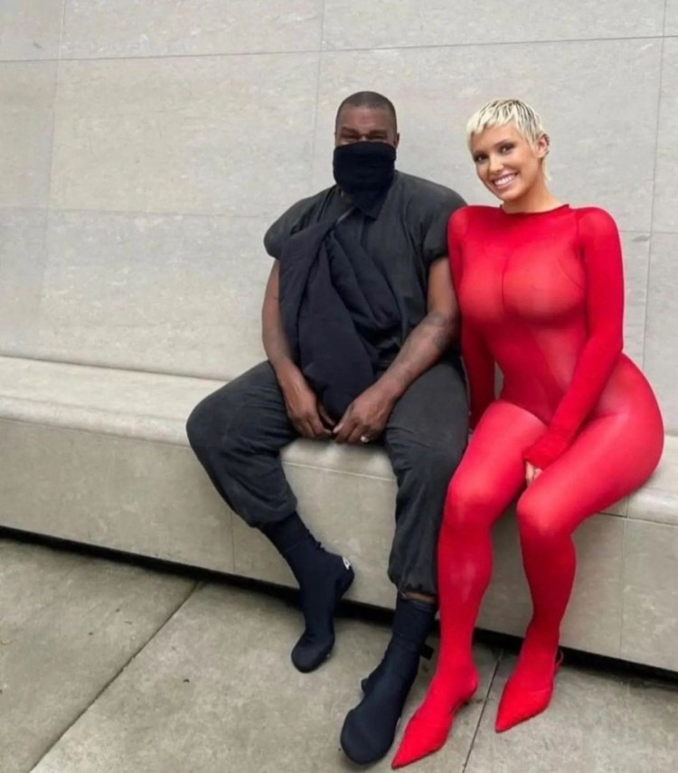 坎耶维斯特KANYEWEST在批评前金卡戴珊KIMKARDASHIAN