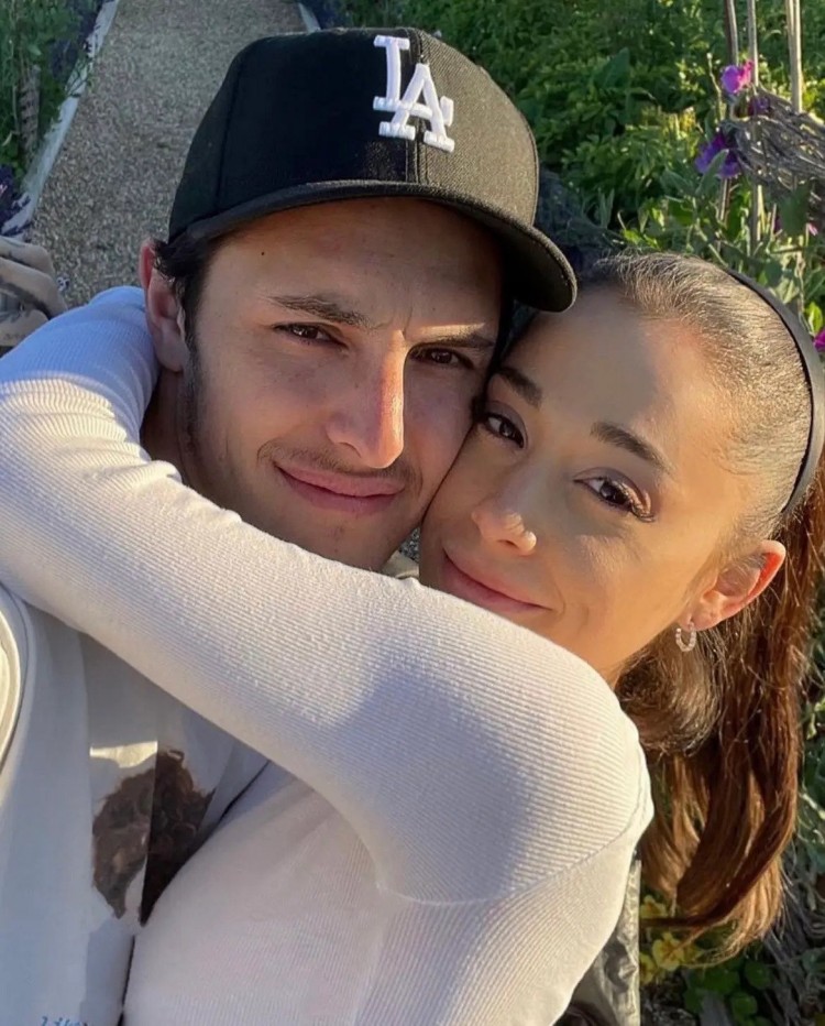 爱莉安娜格兰德ARIANAGRANDE在挑战的变革年之后发行了三年来的首张个人单曲