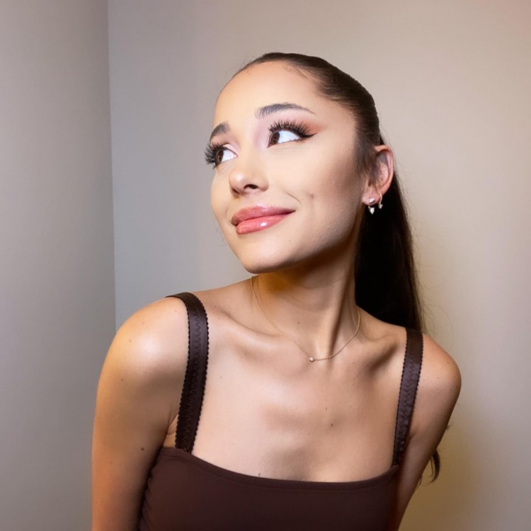 爱莉安娜格兰德ARIANAGRANDE在挑战的变革年之后发行了三年来的首张个人单曲