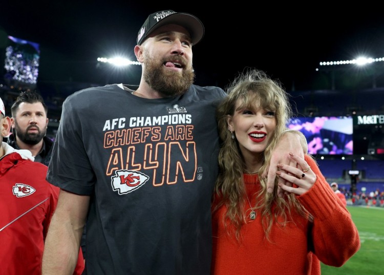 泰勒斯威夫特TAYLORSWIFT如何从东京时代巡回演唱会前往维加斯在超级碗SUPERBOWL比赛中为特拉维斯凯尔斯TRAVISKELCE加油